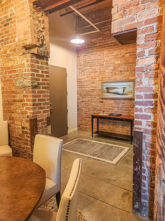 Building Photo - 400 Mills Ave