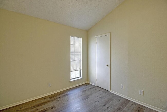 Building Photo - 2314 Capitan Dr