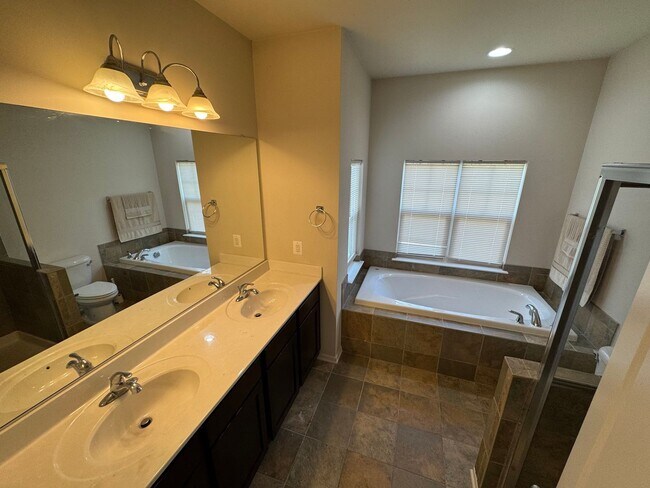 Building Photo - Luxurious 3 Bed 2.5 Bath End-Unit Townhome...