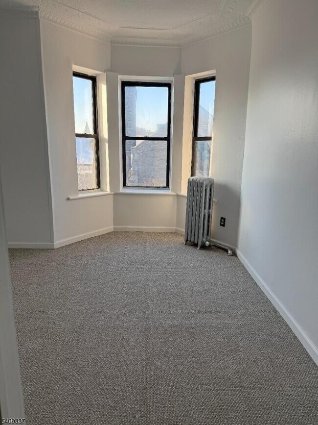 Building Photo - 402 60th St