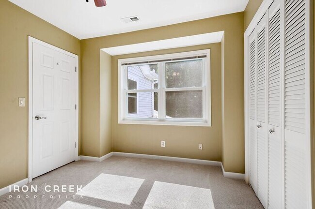 Building Photo - 8 Briar Knoll Ct