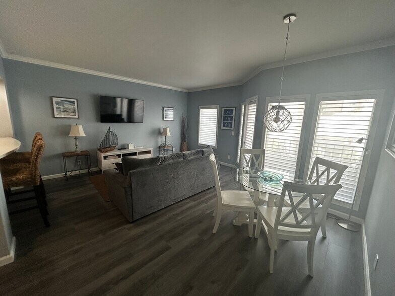 Living Room/Dining Area - 655 Columbia St