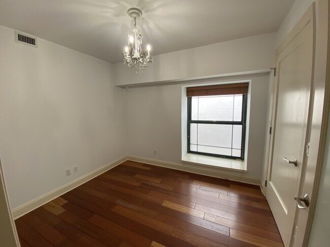 Building Photo - 1 S Astor St