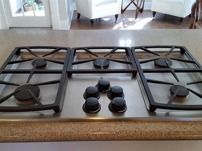 Building Photo - 1018 Highland St