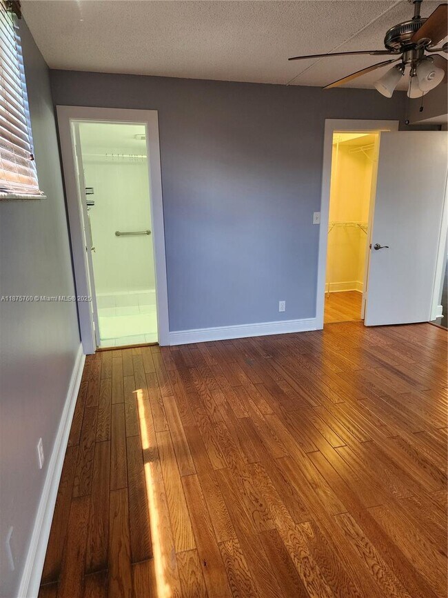 Building Photo - 681 S Hollybrook Dr