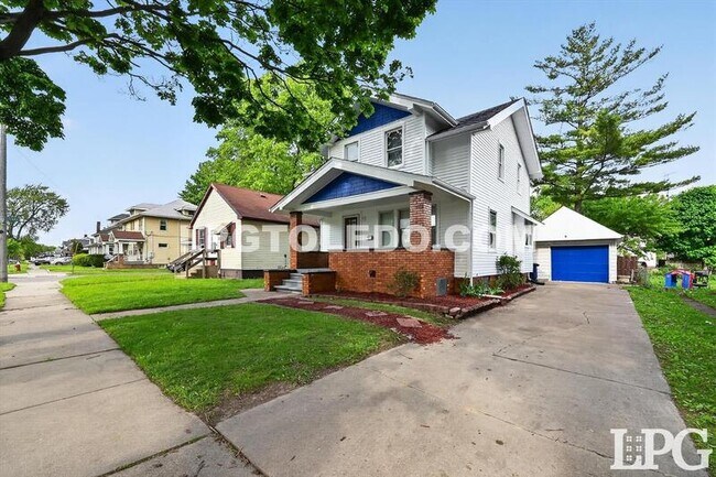 Building Photo - 4140 Caroline Ave