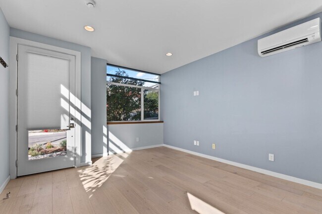 Building Photo - 2Bd/1.75Ba Seattle Townhouse