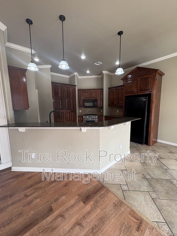 Building Photo - 817 Cypress Dr