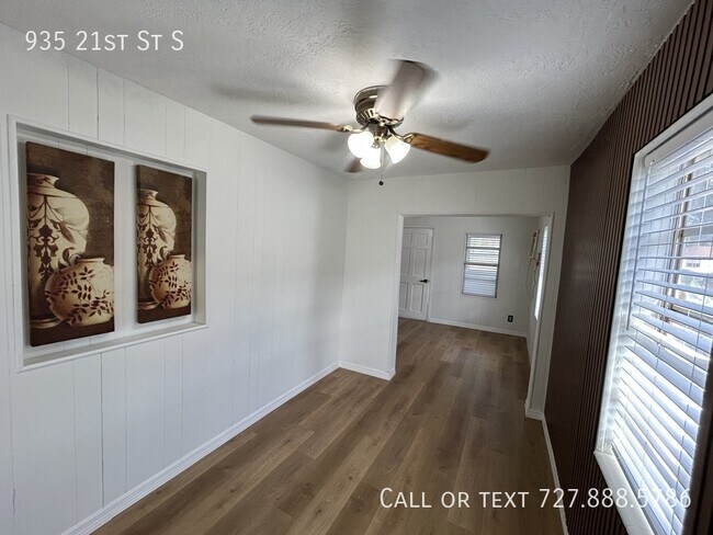 Building Photo - 935 21st St S