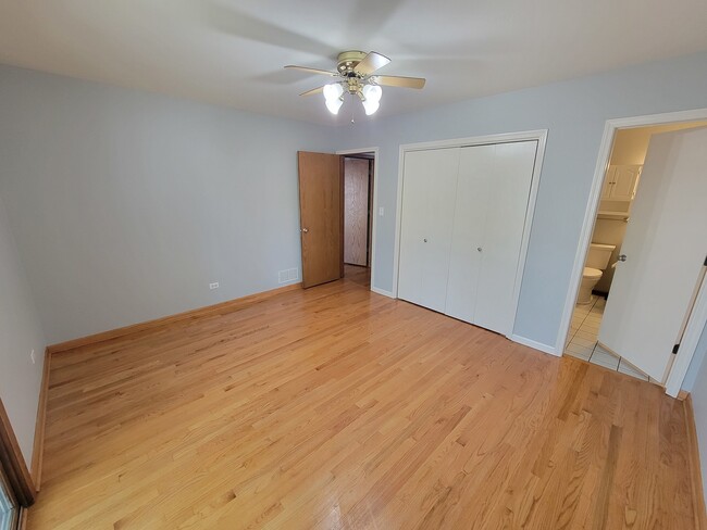 Building Photo - 7411 N Claremont Ave