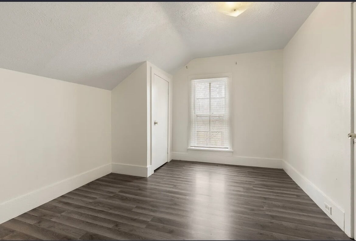 Building Photo - 223 Oakwood Ave