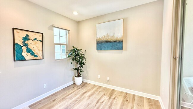 Building Photo - Beautiful "Model" Show Townhome in the Gat...