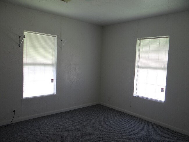 Building Photo - 3801 Stuart Ave