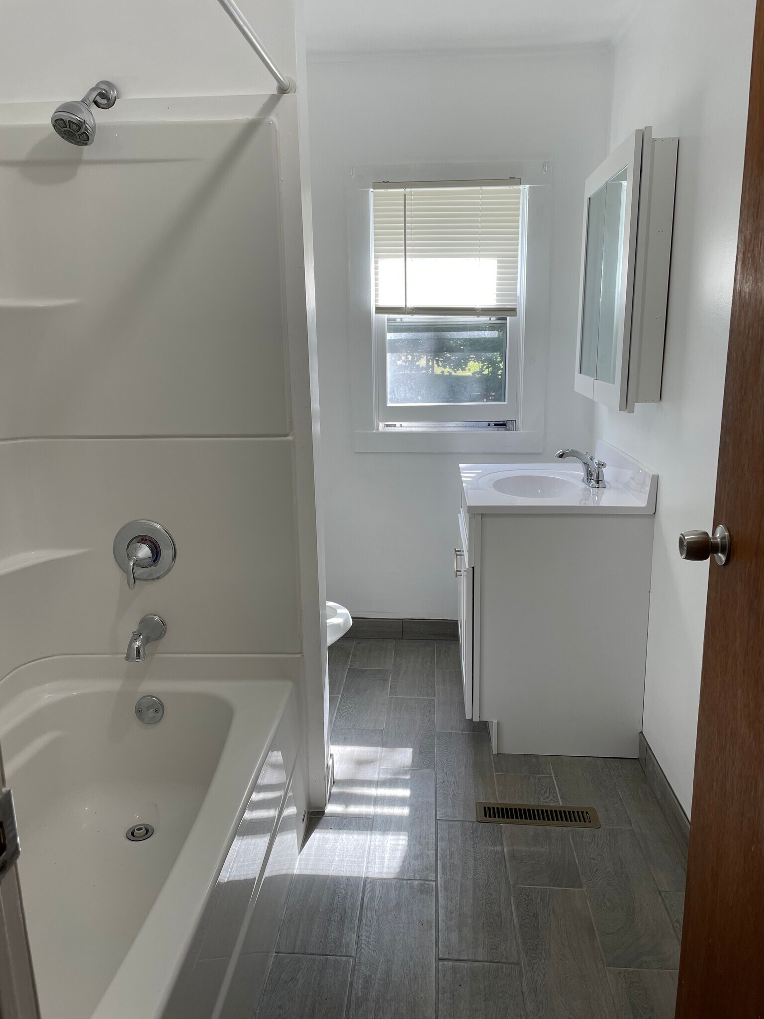 Building Photo - 25 Thompson St