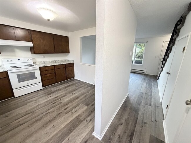 Building Photo - $2100 / 2br - 789 ft2 - Townhome/garage/fenced yard