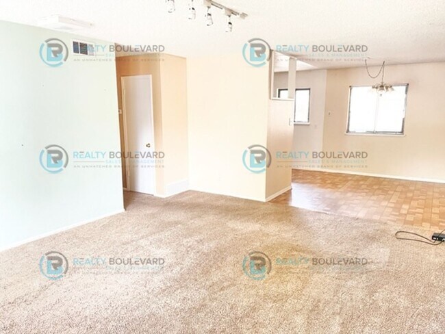 Building Photo - Cozy 3-Bedroom Home with Fenced Yard and G...