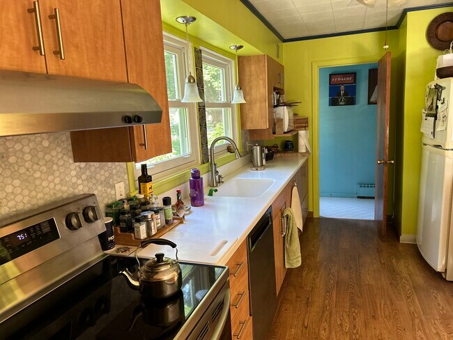 Building Photo - 425 Tryon Dr