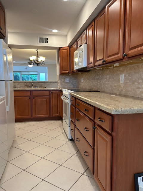 Building Photo - 13886 Vía Flora