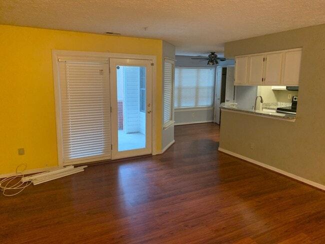 Building Photo - Nice Large Condo on Ground Level for Rent in Awesome Neighborhood!