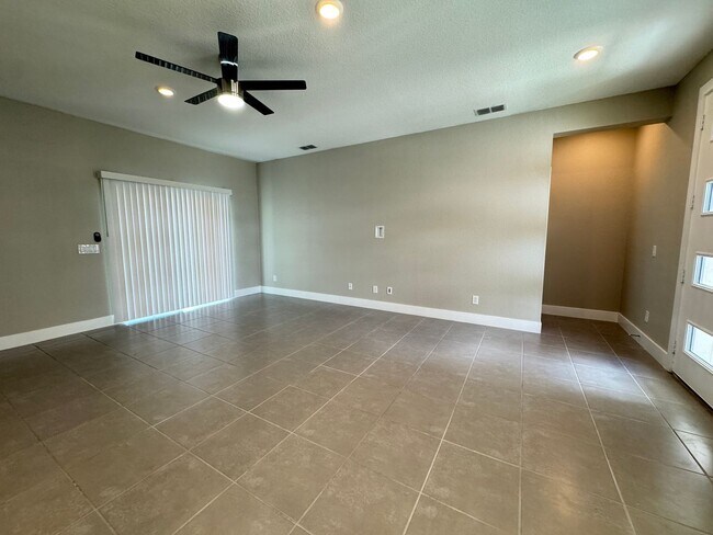 Building Photo - Spacious 4-Bedroom Home in Poinciana – Internet Included & No HOA Approval Required