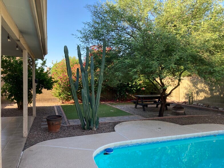 Building Photo - 2715 S Cottonwood