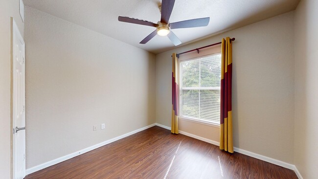 Building Photo - Beautiful 2 bedroom 1 bathrrom condo in Vi...
