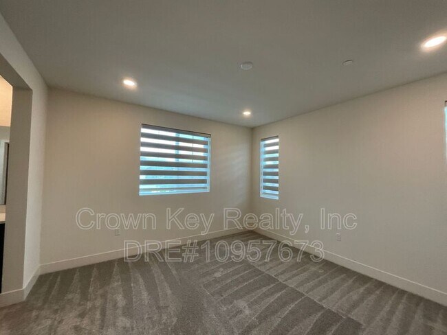 Building Photo - 7236 Diamond Ave