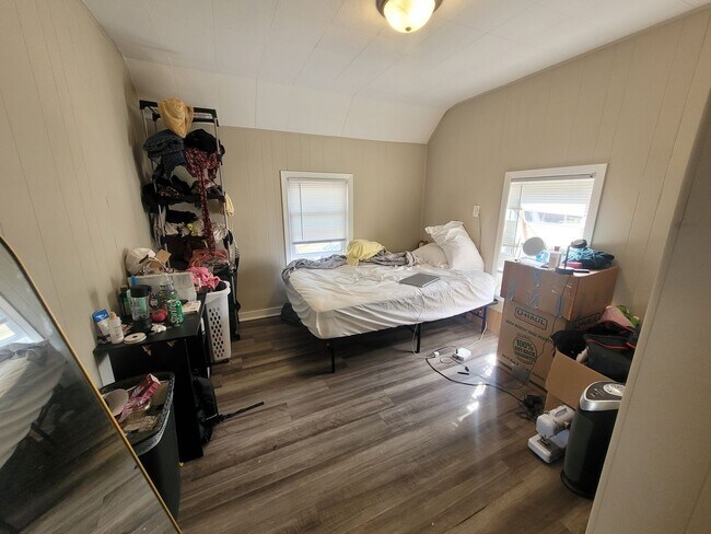 Building Photo - Single Family Home with Garage