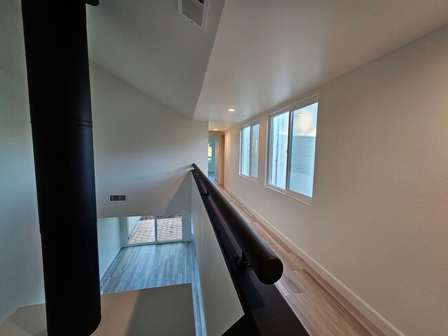 Building Photo - Gorgeous PRIVATE GATED COMMUNITY 3 Bed/2.5 Bath Townhome in Terrace Hills - San Jose