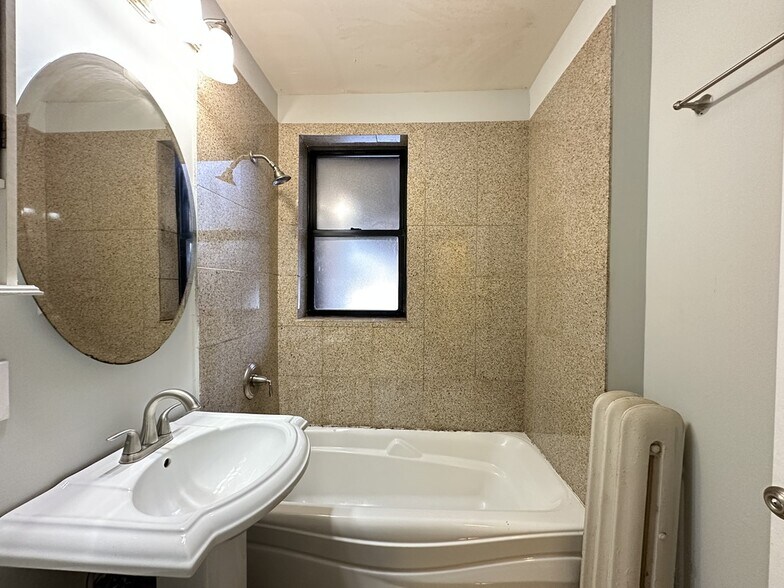 Building Photo - 726 W Addison St