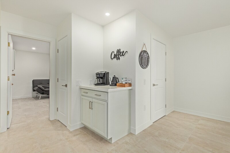 Building Photo - 9830 W Evergreen Dr