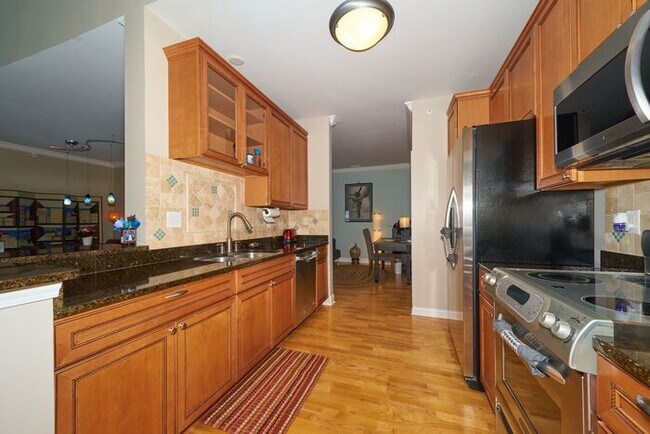 Building Photo - Top Floor Condo in Great Carmel Location!