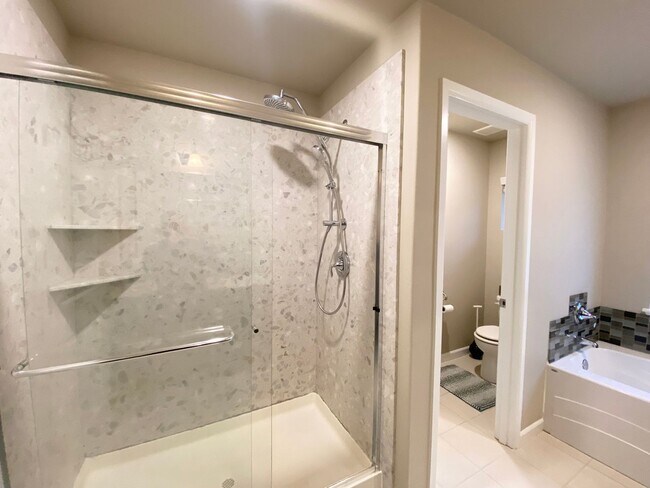 Building Photo - 3 bedroom, 2568 Sqft. home In Federal Way