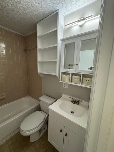 Bathroom - 12 Larnes St