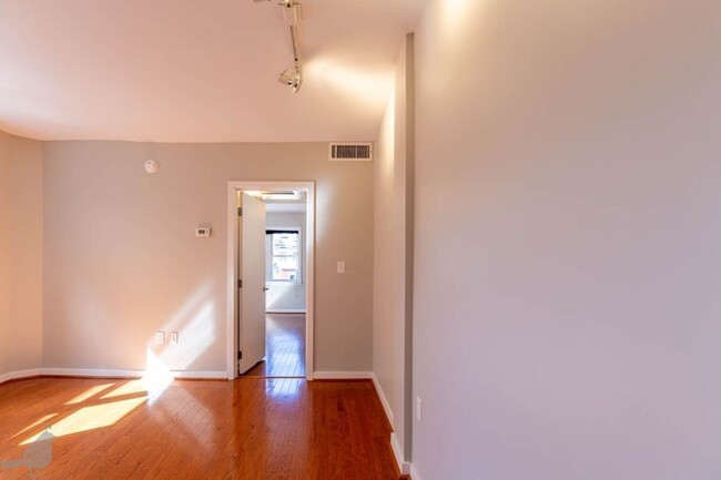 Building Photo - Bright One Bedroom Gem in Columbia Heights!