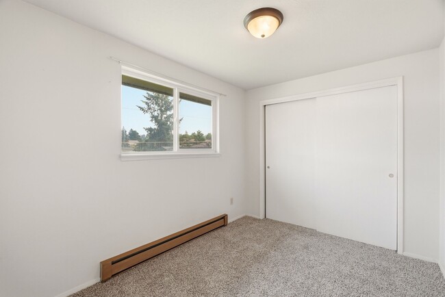 Building Photo - 13121 E Skyview Ave