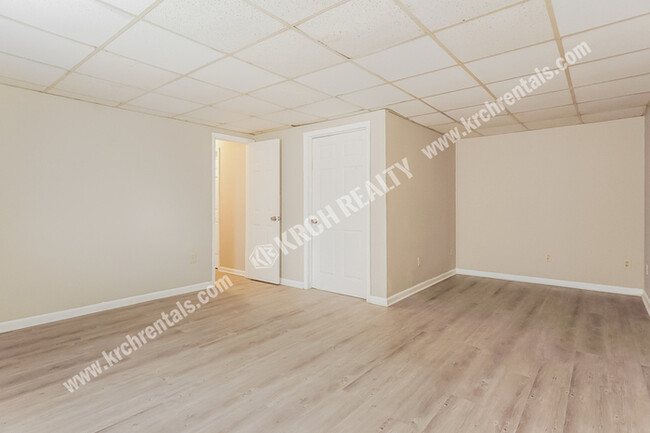 Building Photo - 3-Bed Home with Fireplace