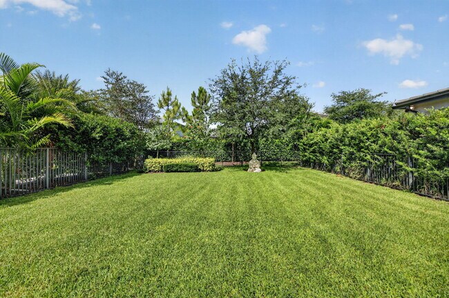 Building Photo - 4651 Pinehurst Trl E