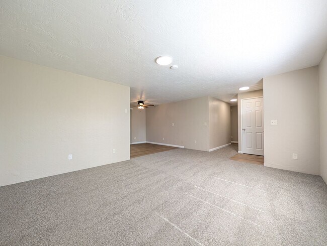 Building Photo - Great 3-Bedroom, 1-Bath Home - Centennial ...