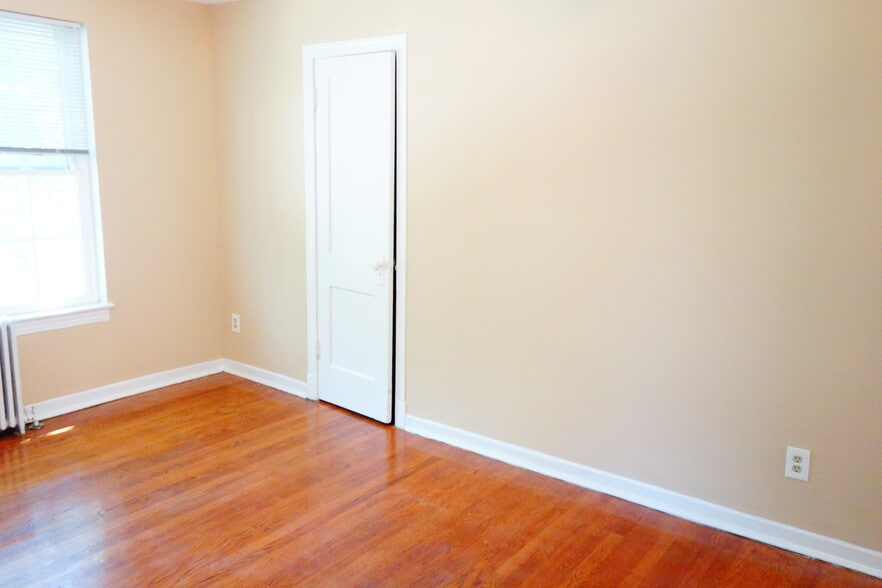 Building Photo - 8400 Greenwood Ave