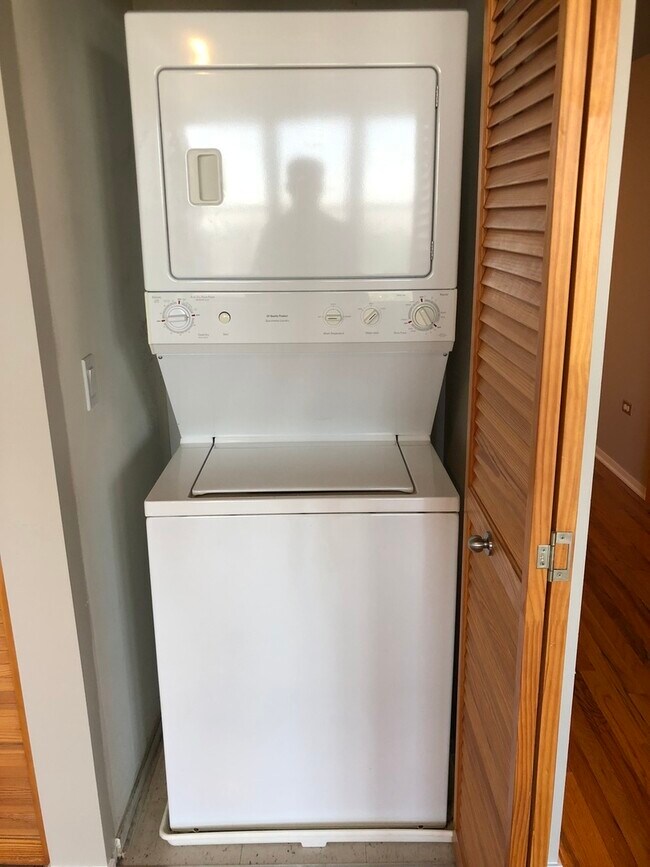 Building Photo - 6 S Laflin St