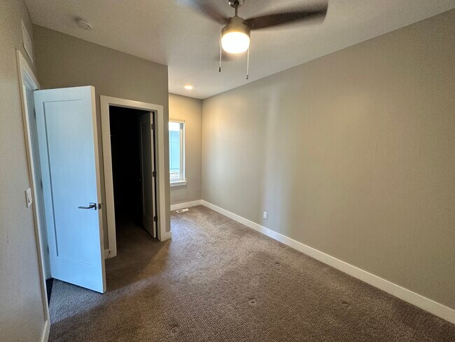 Building Photo - 2181 S Cherokee St