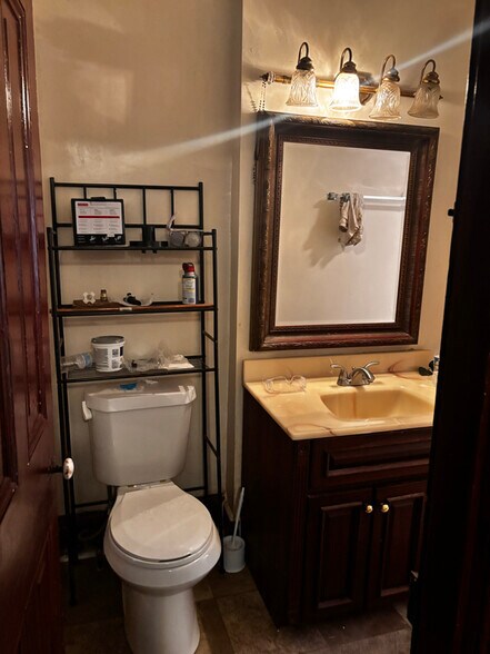 Building Photo - 1xx S Walnut St