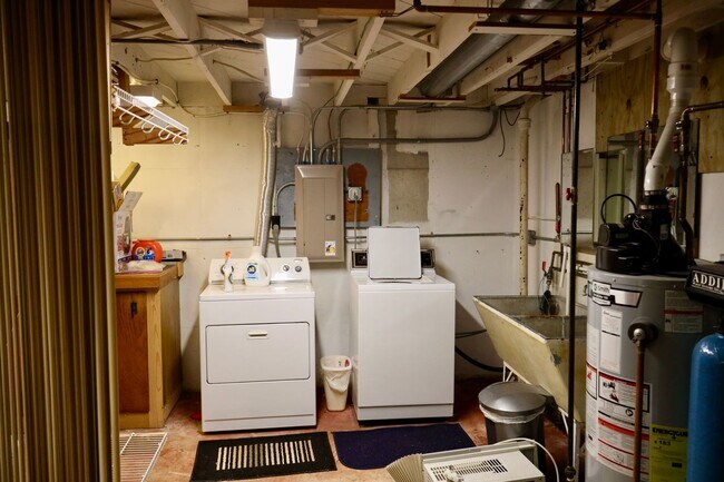 Building Photo - Furnished 2BR Home + Flex | Monona Home w/...