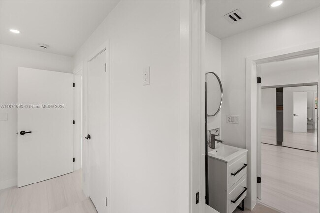 Building Photo - 6010 SW 108th Pl