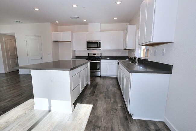 Building Photo - Beautiful Lincoln Home Available in May!