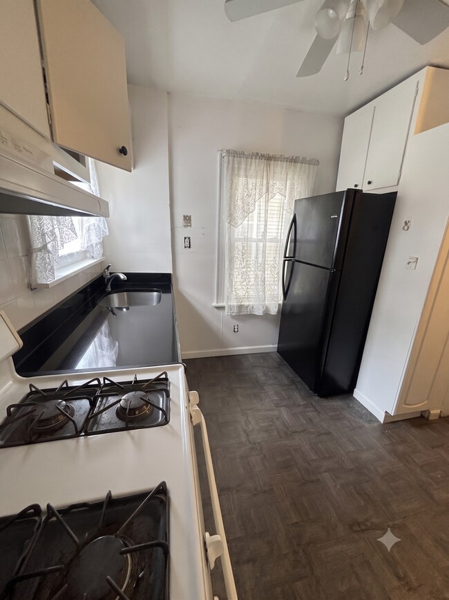Building Photo - 4-Bedroom, 1-Bathroom Residence w/ Washer and Dryer