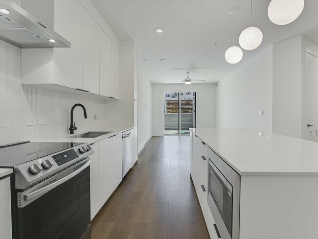 Building Photo - 1701 Simond Ave