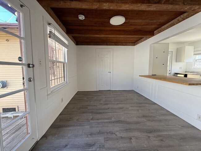 Building Photo - 6028 Eleanor Ave