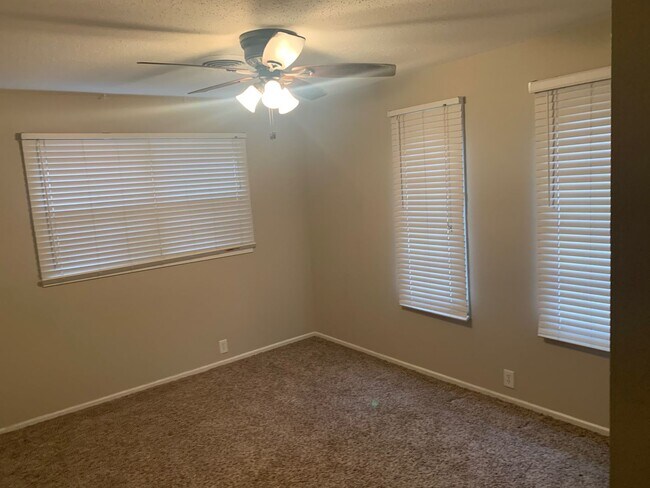 Building Photo - 4 Bedroom in Melanie Park